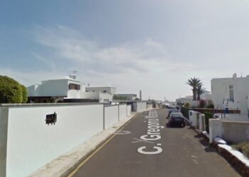 Firefighters help 80-year-old woman