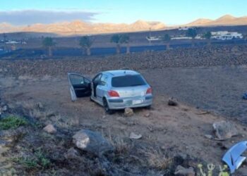 Car abandoned near Puerto Calero