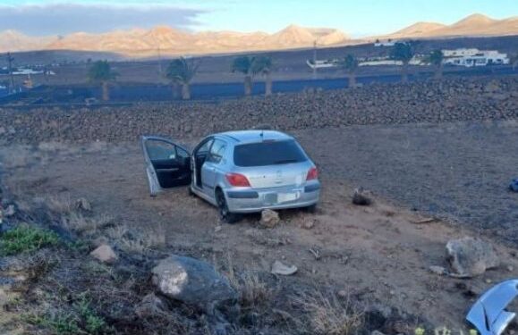Car abandoned near Puerto Calero
