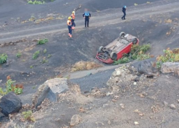 Accident sees car leave the road