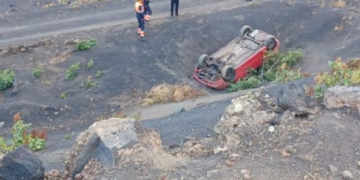 Accident sees car leave the road