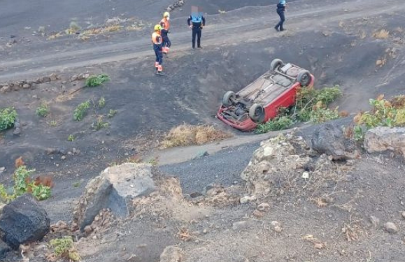 Accident sees car leave the road