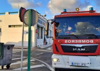 Alert resident smothers rubbish bin fire in Famara