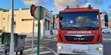 Alert resident smothers rubbish bin fire in Famara