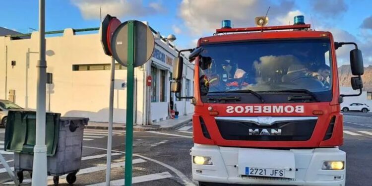 Alert resident smothers rubbish bin fire in Famara