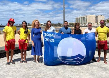 Arrecife hoists its Blue Flag