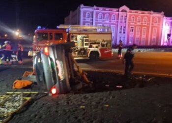 Car overturns on Arrecife roundabout
