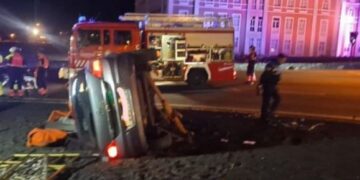 Car overturns on Arrecife roundabout