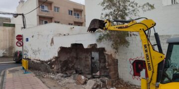 Arrecife demolishes part of unsafe building