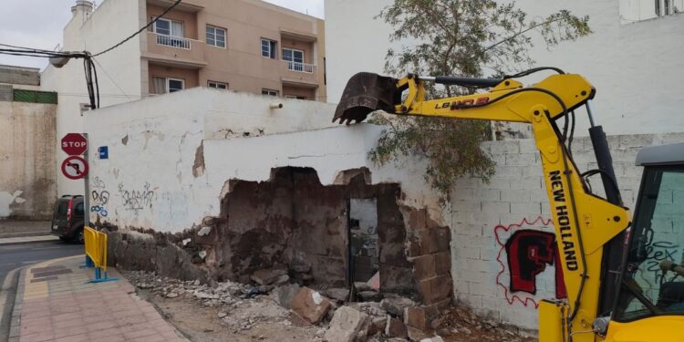 Arrecife demolishes part of unsafe building