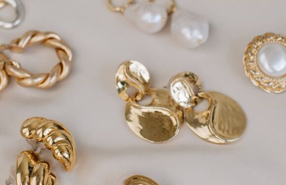 Three arrested in connection to jewellery theft