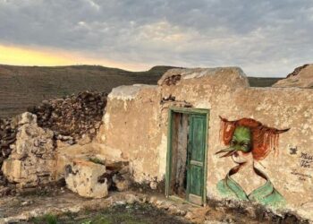 Artist apologises after backlash over painting