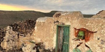 Artist apologises after backlash over painting