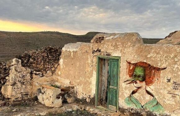 Artist apologises after backlash over painting