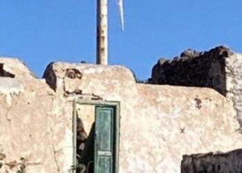 Artist removes painting from ruin