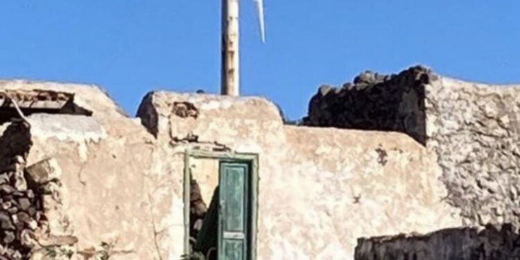 Artist removes painting from ruin