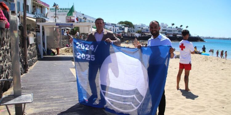 Playa Blanca and Puerto Calero hoist Blue Flags