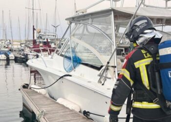 Two injured in boat fire in Puerto Calero