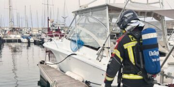 Two injured in boat fire in Puerto Calero