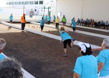 Yaiza seniors celebrate the return of Canarian bowls
