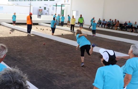 Yaiza seniors celebrate the return of Canarian bowls