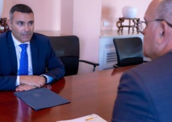 Cabildo president demands more airport resources