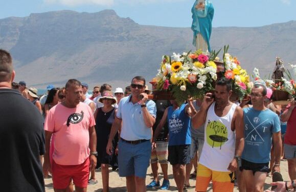Caleta de Famara gets ready