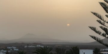 Calima causes flight diversions