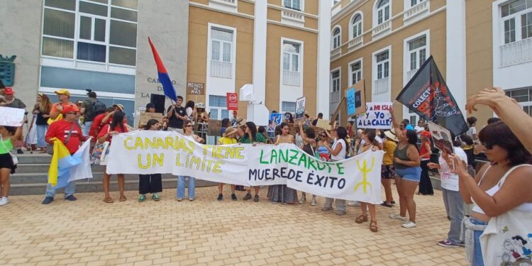 Unions call for review of Canary Islands tourist model