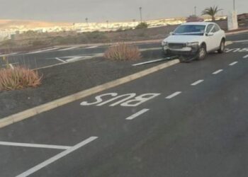 Car crashes into post in Playa Blanca