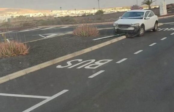 Car crashes into post in Playa Blanca