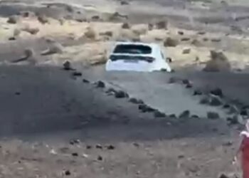 Car drives onto Volcán del Cuervo footpath