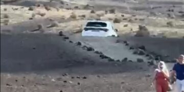 Car drives onto Volcán del Cuervo footpath