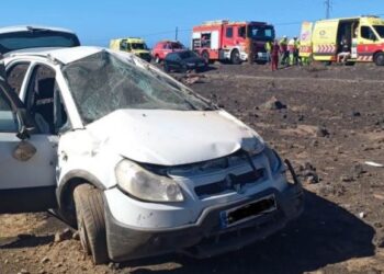 Car flips near Femes