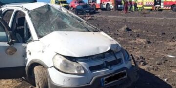 Car flips near Femes