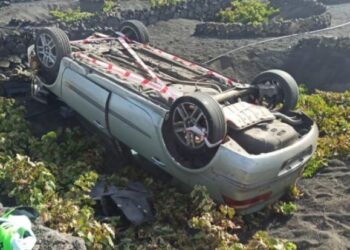 Car flips in Tías