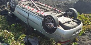 Car flips in Tías