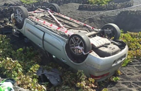 Car flips in Tías