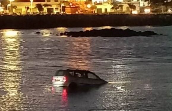 Car rolls into the Arrecife Marina