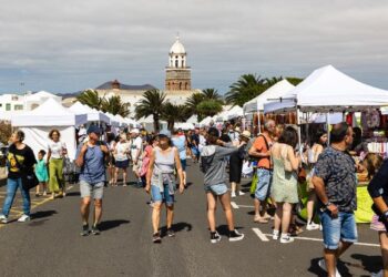 Coach hits couple at Teguise market