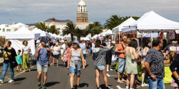 Coach hits couple at Teguise market