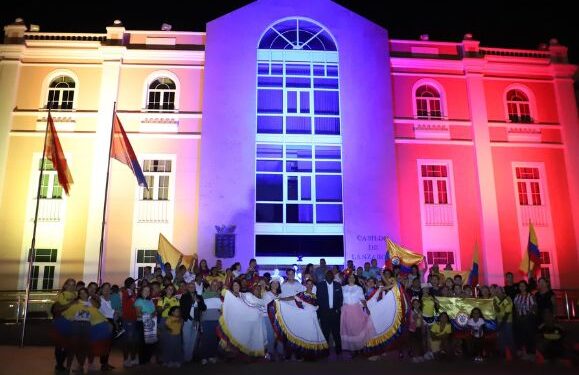 Cabildo lights up for Colombian Independence Day
