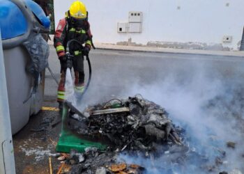Rubbish container fire in Arrecife