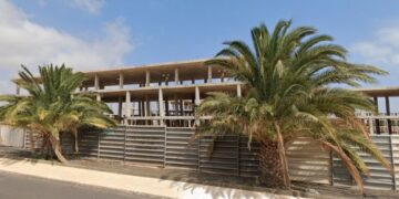 Fire in abandoned Costa Teguise hotel
