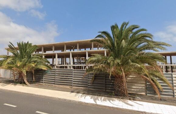 Fire in abandoned Costa Teguise hotel