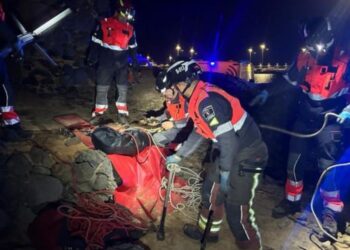 Couple falls eight metres into Puerto Naos salt flats