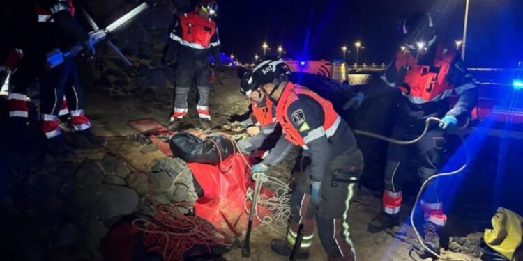Couple falls eight metres into Puerto Naos salt flats
