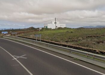 Vehicle stuck on crash barrier
