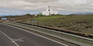 Vehicle stuck on crash barrier