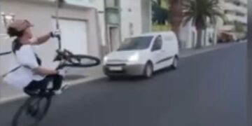 Video shows young cyclists riding dangerously in Arrecife